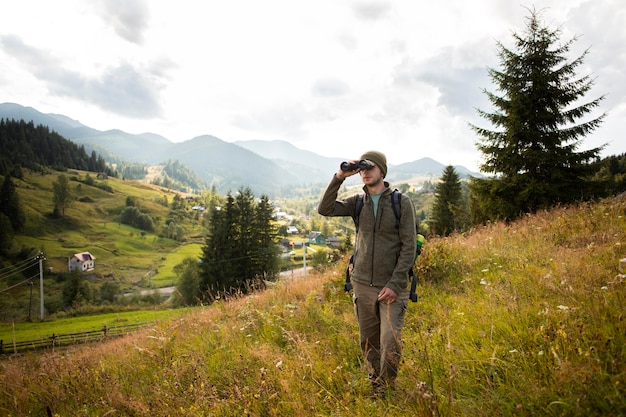 Hombre disfrutando de un entorno rural