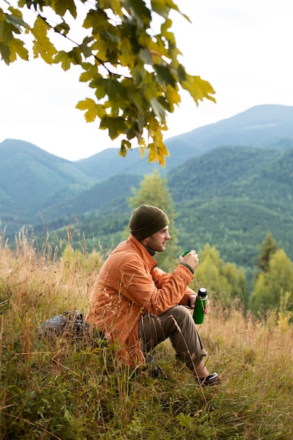 Hombre disfrutando de un entorno rural