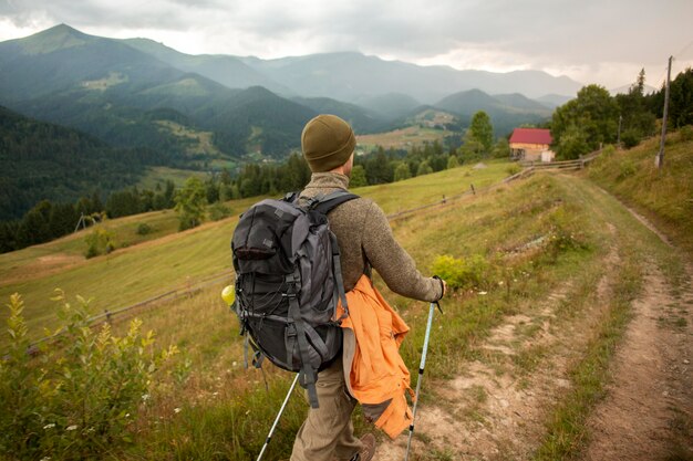 Hombre disfrutando de un entorno rural