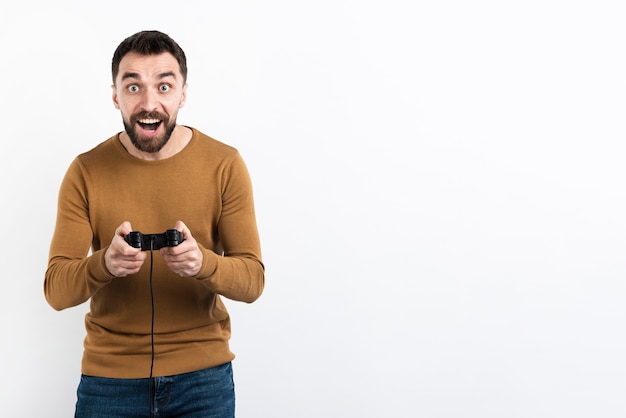 Hombre disfrutando juego con controlador