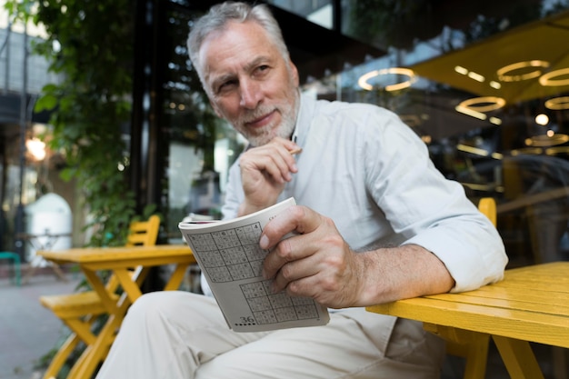 Hombre disfrutando de un juego de sudoku en papel