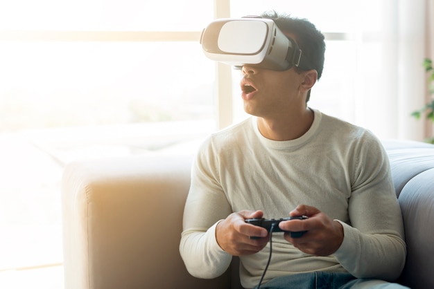 Hombre disfrutando de juegos de realidad virtual.