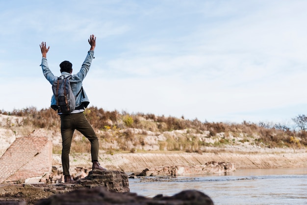 Hombre disfrutando de la libertad de la naturaleza.