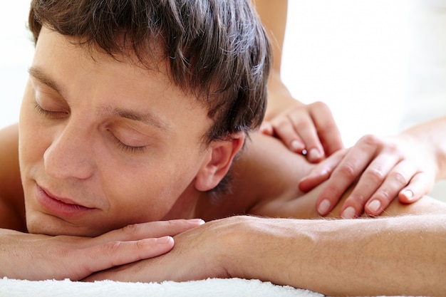 Hombre disfrutando del masaje en la espalda