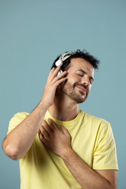 Hombre disfrutando de la música en auriculares