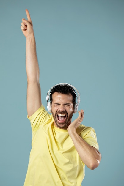 Hombre disfrutando de la música en auriculares