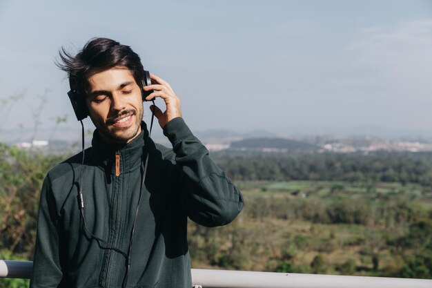 Hombre disfrutando de la música con los ojos cerrados