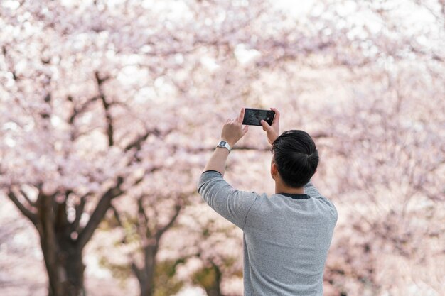 Hombre disfrutando de la naturaleza al aire libre