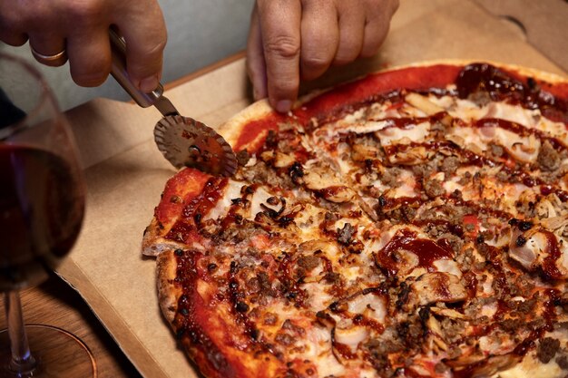 Hombre disfrutando de una pizza mientras está solo en casa