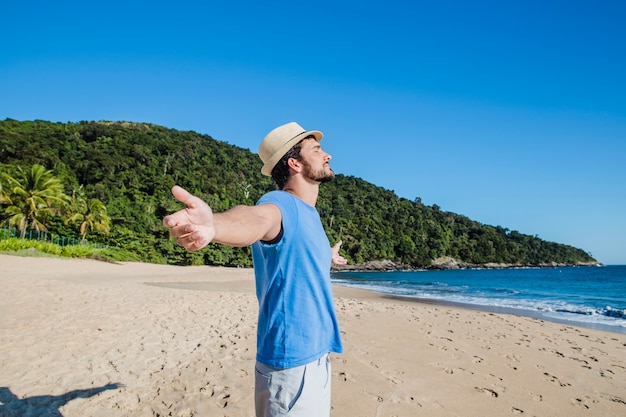 Foto gratuita hombre disfrutando de la playa