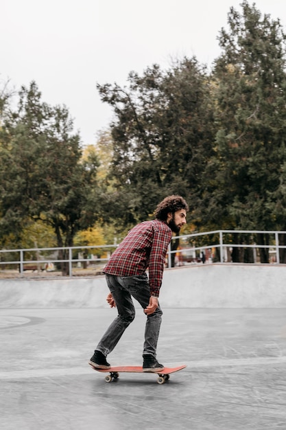 Hombre disfrutando de skate fuera