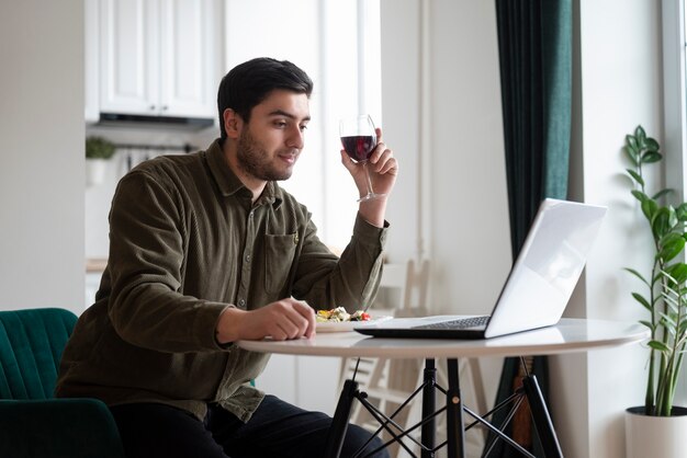 Hombre disfrutando de su cita virtual