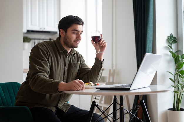 Hombre disfrutando de su cita virtual