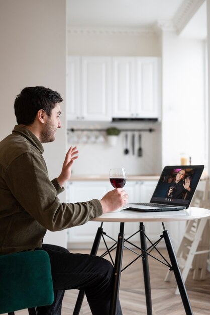 Hombre disfrutando de su cita virtual