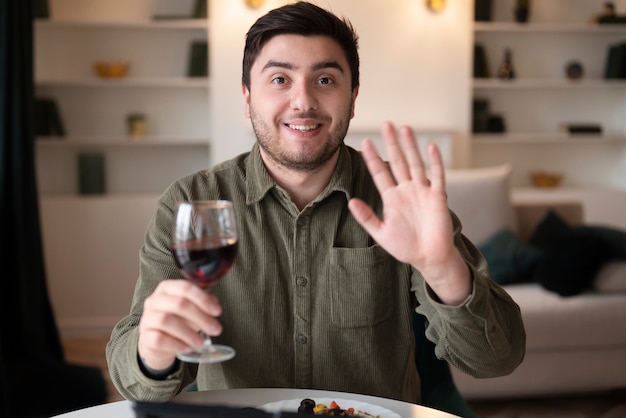 Hombre disfrutando de su cita virtual