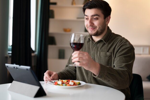 Hombre disfrutando de su cita virtual