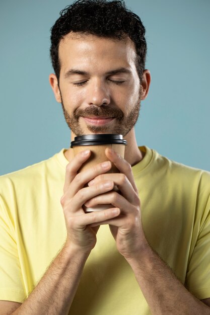 Hombre disfrutando de una taza de café
