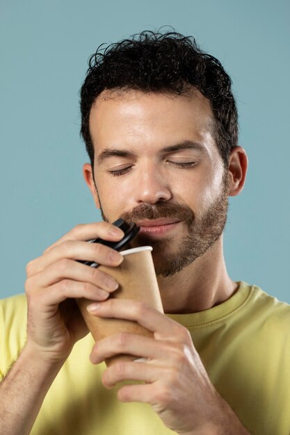 Hombre disfrutando de una taza de café