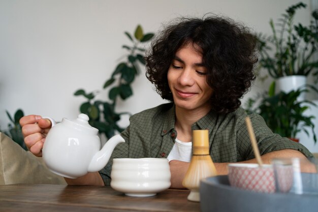 Hombre disfrutando de una taza de té matcha