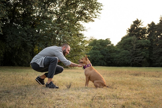 Foto gratuita hombre disfrutando de un tiempo de calidad con su perro