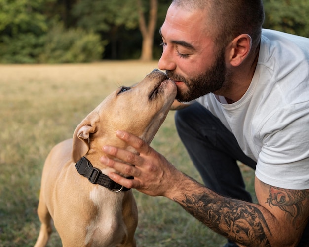 Foto gratuita hombre disfrutando de un tiempo de calidad con su perro