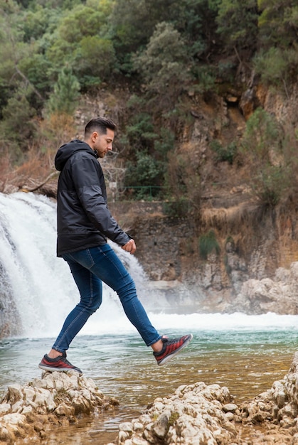 Hombre disfrutando del tiempo en la naturaleza