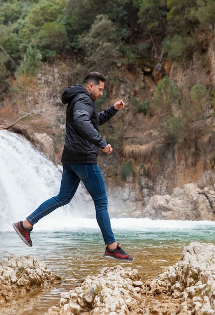 Foto gratuita hombre disfrutando del tiempo en la naturaleza