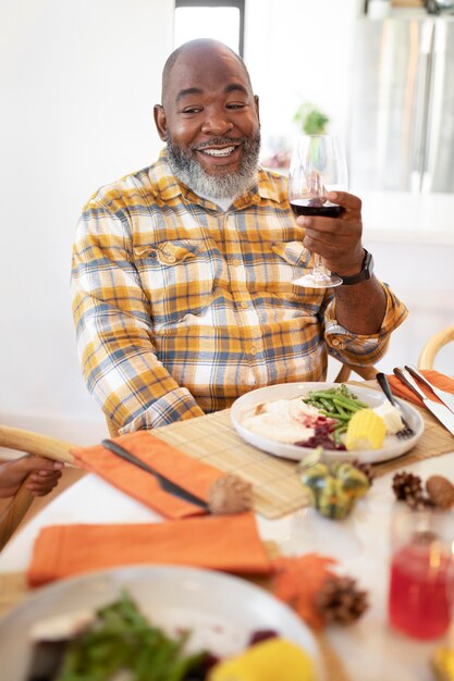 Hombre disfrutando de un vino en el día de acción de gracias