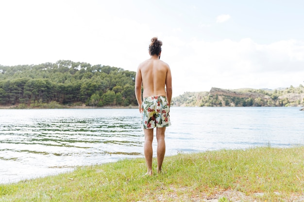 Hombre disfrutando de la vista del lago