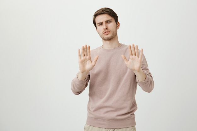 Hombre disgustado renuente estrecharme la mano en ningún gesto de rechazo