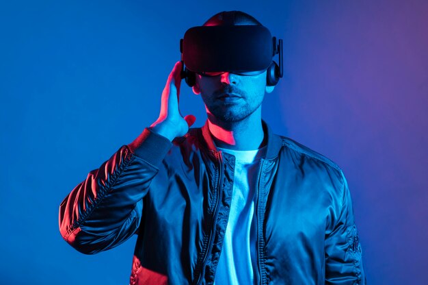 Hombre con dispositivo de gafas vr