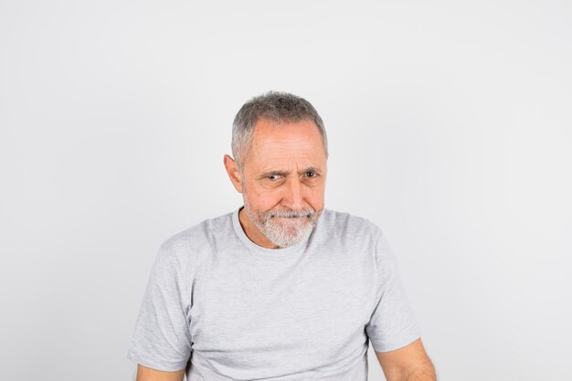 Hombre divertido envejecido en camiseta