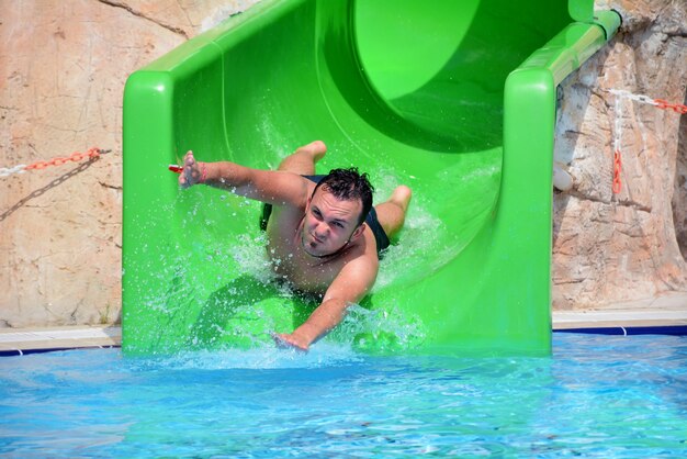 Hombre divirtiéndose en el parque acuático