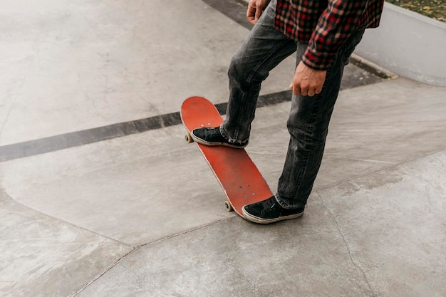 Foto gratuita hombre divirtiéndose con patineta al aire libre