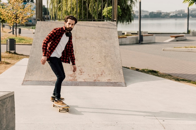 Hombre divirtiéndose en el skate park