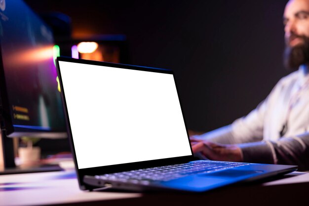 Hombre divirtiéndose usando una computadora portátil de pantalla aislada para jugar videojuegos multijugador