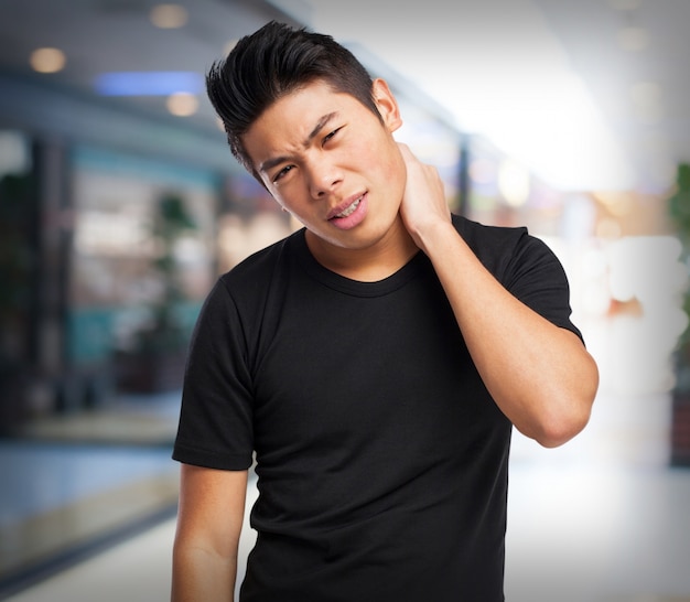 Hombre con dolor de cuello