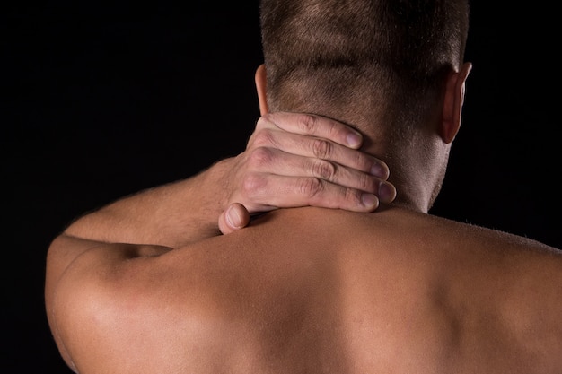 Hombre con dolor de cuello