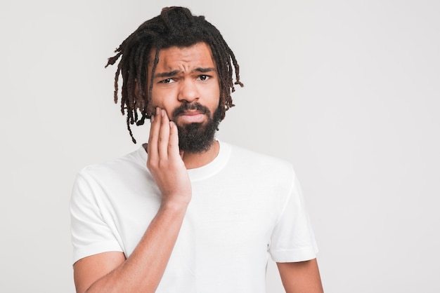 Foto gratuita hombre con dolor de dientes