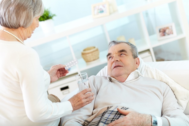 Hombre con dolor de estómago