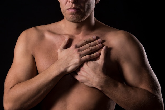 Foto gratuita hombre con dolor en el pecho