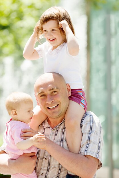 hombre con dos hijos