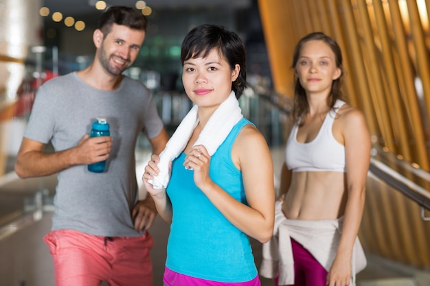 Hombre y dos mujeres saliendo del gimnasio