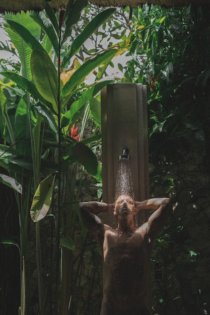 Foto gratuita hombre en ducha de lluvia