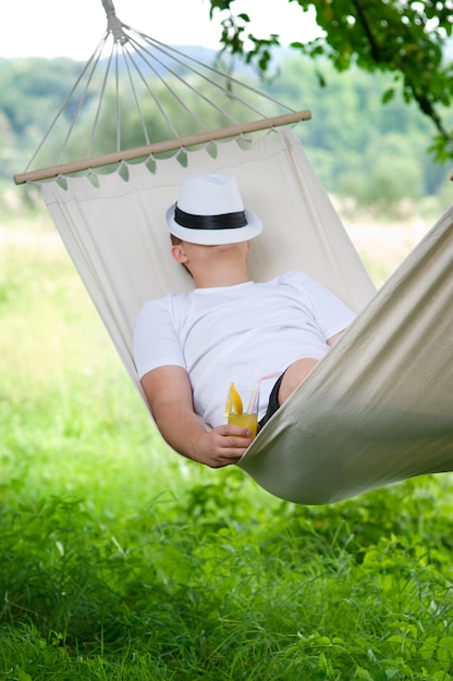 Hombre durmiendo en una hamaca