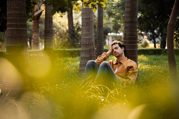 Hombre durmiendo en la naturaleza full shot