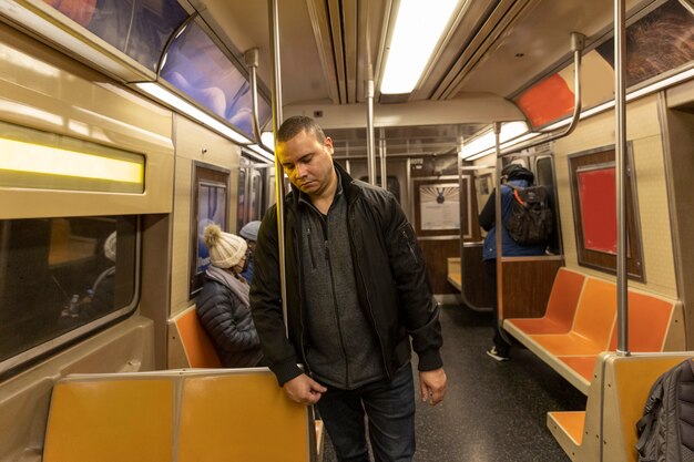 Hombre durmiendo en plano medio del metro