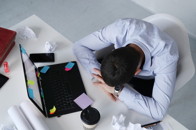 Hombre durmiendo en el trabajo