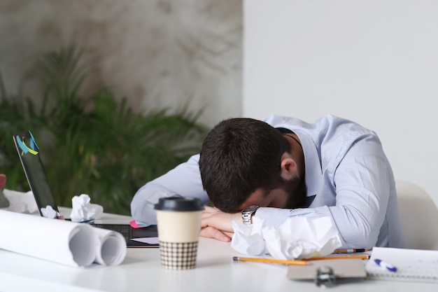 Hombre durmiendo en el trabajo