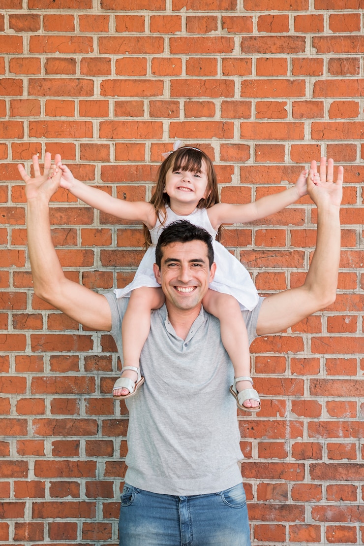 Foto gratuito hombre e hija celebrando el día del padre